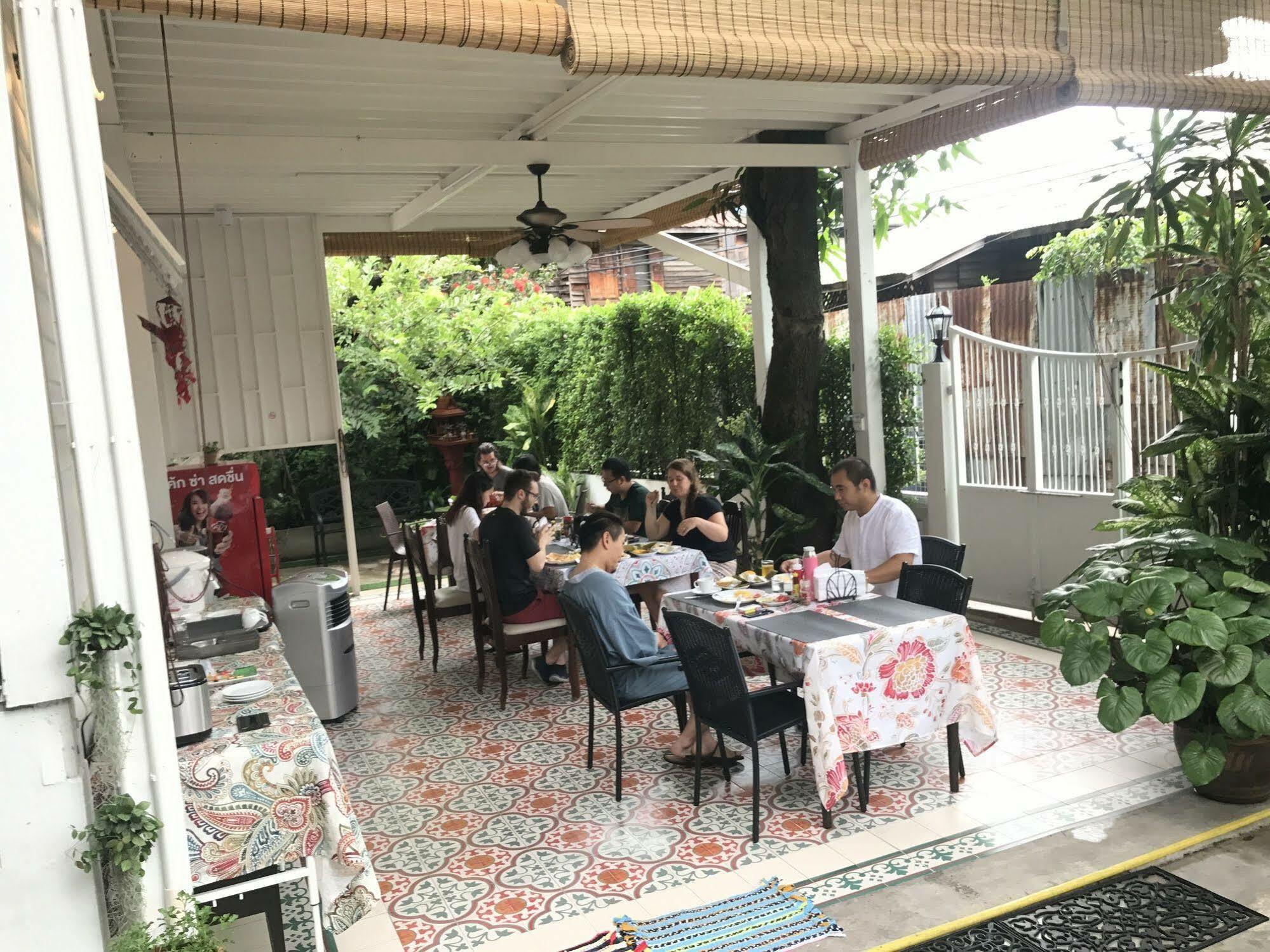 Baankachitpan Bangkok Hotel Bagian luar foto
